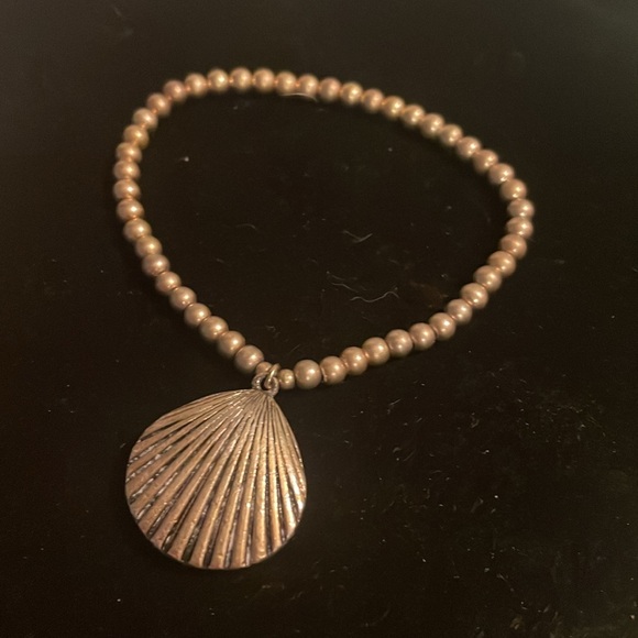 Vintage 8” gold tone stackable stretch bracelet w/solid metal shell charm - Picture 4 of 11
